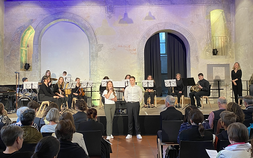 Orchester und Moderation