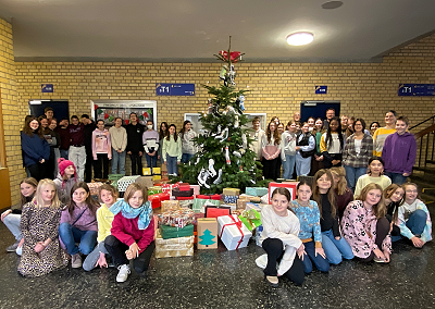 FAG-Weihnachtsbaum mit den Künstlern, Helferlein, Herrn Geppert, Herrn Damp und Frau Wilhelm und natürlich den 167 Paketen.