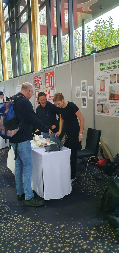 Demonstration am Stand im Europapark