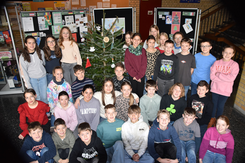 Weihnachtsbaum mit Akteuren des Friedrich-Abel-Gymnasiums