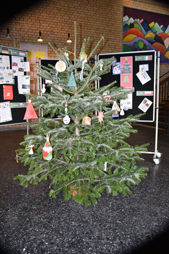 Geschmücker europäischer Weihnachtsbaum 2025