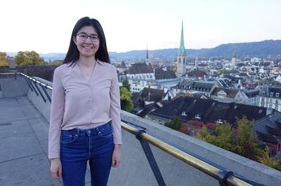 Sabine Bachmann auf der Poly-Terrasse mit Blick auf die ETH und auf Zürich.