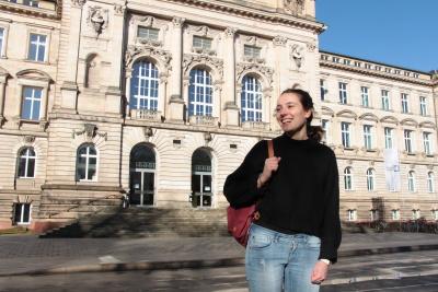 Charlotte vor der Julius-Maximilians-Universität in Würzburg