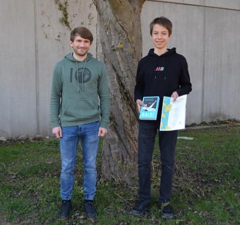 Foto: Preisübergabe an Simon durch seinen stolzen Mathematiklehrer Björn Maier
